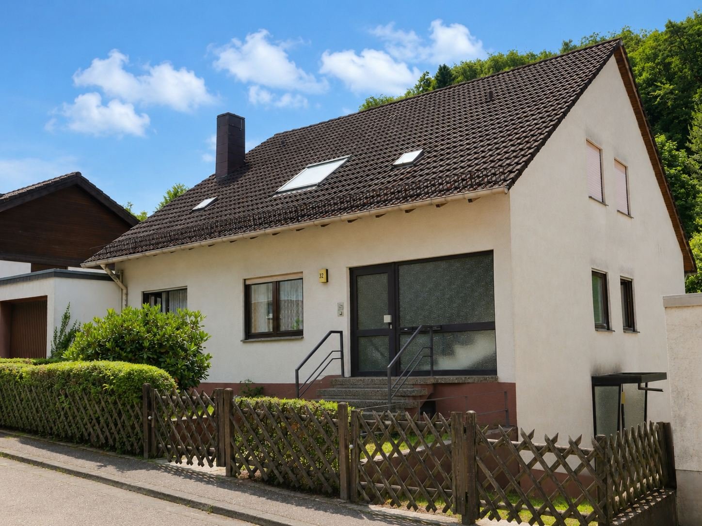 Zweifamilienhaus Finsterbachstraße 32, Ansicht von der Straße
