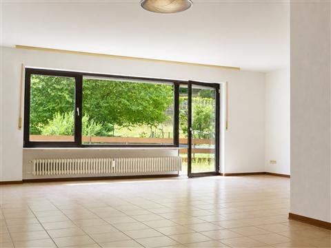Wohnung 2 (UG): Wohnzimmer mit Fensterfront zum Garten